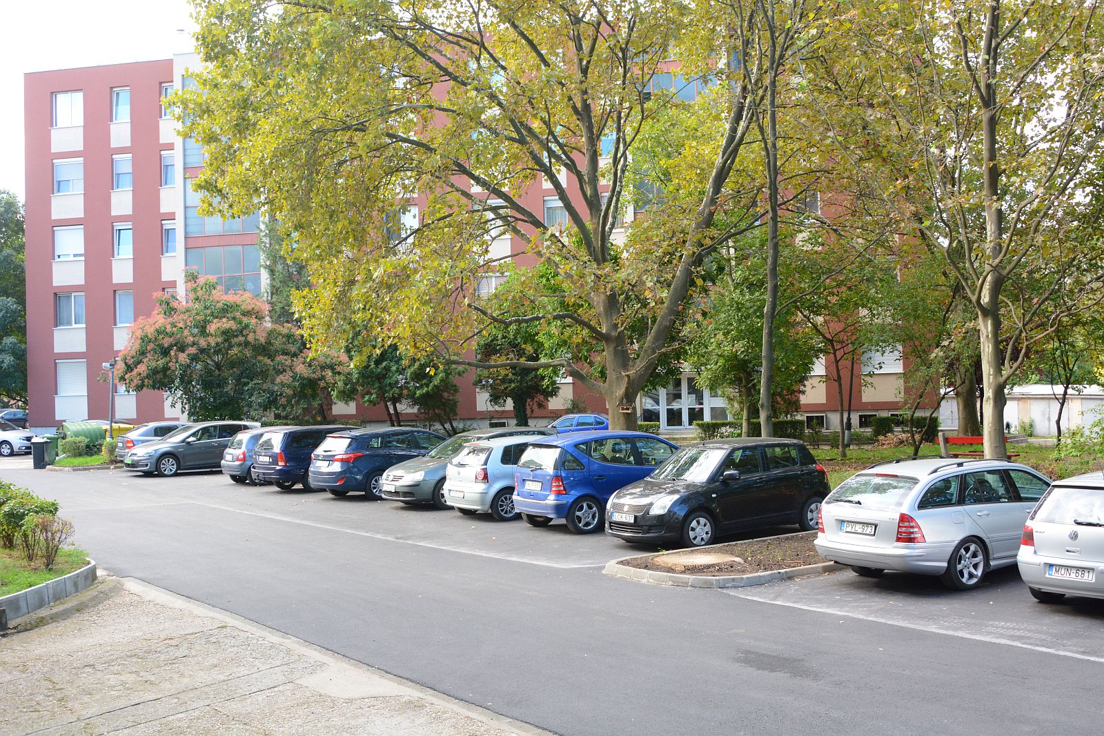A Deák Ferenc utca páratlan oldalán is megújulnak a belső utak és parkolók